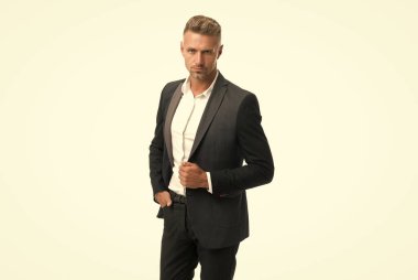 Takım elbise giyince kendimi rahat hissediyorum. Zarif iş adamı. İş resmi. İş profesyoneli