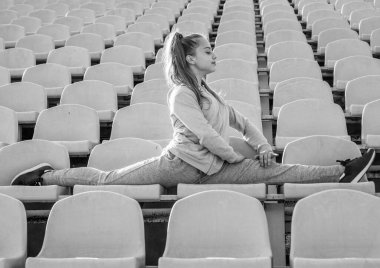 Stadyum koşu pistinde sağlıklı kız antrenman fitness, bölünmüş