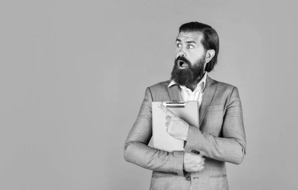 Portrait d'un homme d'affaires prospère vêtu de vêtements formels. patron sérieux avec document. Prêt à la vente. Agréable joyeux beau dossier de tenue agent immobilier. homme barbu travaillant dans le bureau. espace de copie — Photo