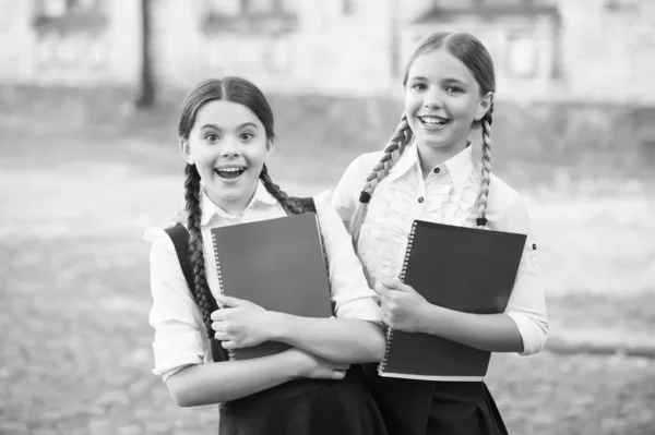 Tiempo libre en las vacaciones escolares. alumnos adolescentes listos para la lección. prepárate para el examen. estudiar juntos al aire libre. Chicas pequeñas con libros. los niños sostienen el cuaderno para tomar notas. Feliz infancia. de vuelta a la escuela — Foto de Stock