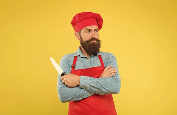 Essen zu etwas Besonderem machen. selbstbewusst bärtige glückliche Koch rote Uniform. Männlicher Koch mit Messer geschnitten. Reifer Hipster mit ernstem Gesicht. Der bärtige Koch kreuzte die Hände. Brutaler Schlächter in Schürze. Bestes Menüangebot — Stockfoto