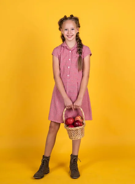 Gelukkig tiener meisje met rode appel fruit, vitamine — Stockfoto