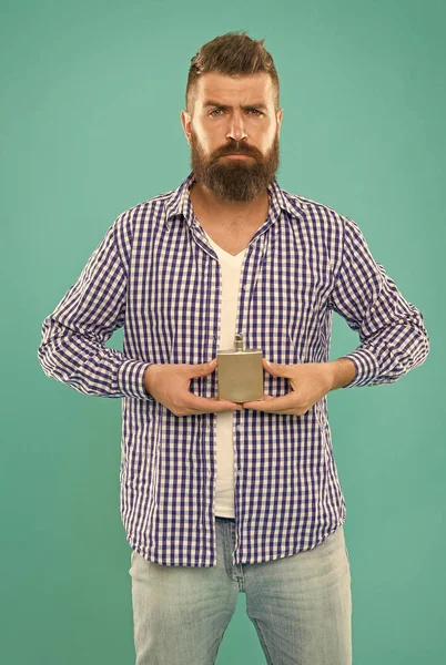 青い背景に瓶の香水の香りを使用して成熟した男性のヒップスター,広告 — ストック写真