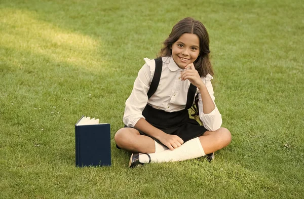Buď čtenář. hezká holčička čte knížku. studovat literaturu pro děti. Bavit se s knihou. Den znalostí. moderní školní vzdělání. Šťastné dětství. teen dívka s knihou na zelené trávě — Stock fotografie