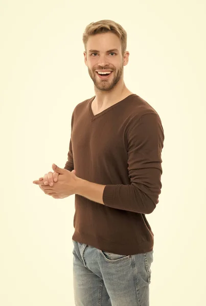 Artesanato barba e cuidados com o cabelo no cabeleireiro. Bem preparado, homem bonito. estilos de roupas masculinas. homem feliz tem penteado na moda. O tipo usa roupa casual. confiante cara barbudo — Fotografia de Stock