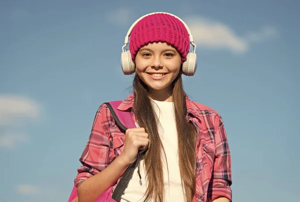 Criança feliz ouvir música em fones de ouvido modernos céu ensolarado ao ar livre, educação musical — Fotografia de Stock