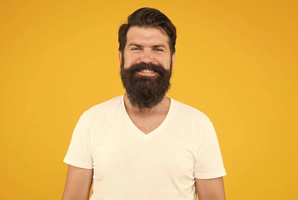 Bushy barba hipster homem barbearia cliente amarelo fundo, conceito de cara bonito — Fotografia de Stock