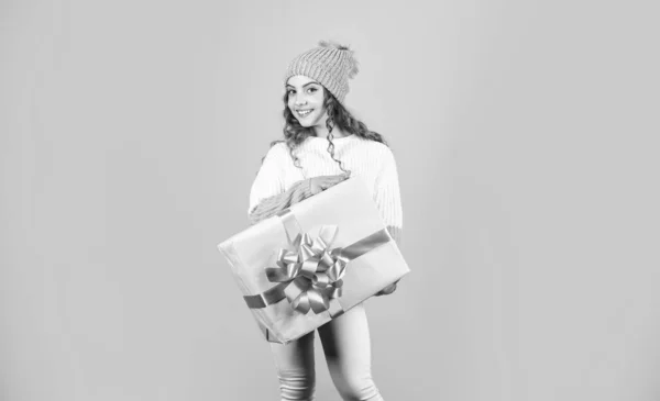 Uwielbiam święta. Zimowe wakacje. Mała dziewczynka makijaż twarz trzymać pudełko prezentów. Dzieciak trzyma pudełko prezentów. Szczęśliwy klient. Międzynarodowy Dzień Dziecka. Rodzinna tradycja. Piękny prezent. Oddawaj. — Zdjęcie stockowe