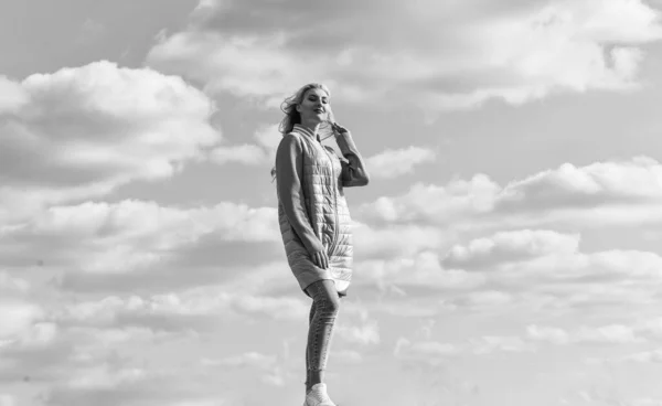 Belleza y moda, mira. concepto de soledad. mujer sobre fondo azul del cielo. mujer en pose de modelo al aire libre. Siéntete libre. mujer disfrutando del clima al aire libre. Libertad y expectativa. Sexy belleza —  Fotos de Stock