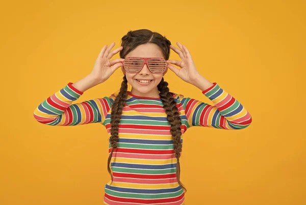 Desenhe o seu dia. glamour e engraçado. beleza e moda. criança usar óculos de festa. infância feliz. Estou a divertir-me. expressar emoções positivas. menina adolescente alegre. criança com cabelo morena trançado — Fotografia de Stock