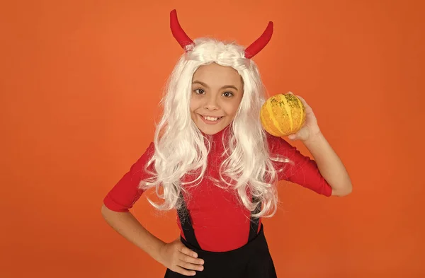 Gyerekkori szabadidő. Töklámpás. Boldog Halloweent! Ördögszarvat visel. gyerek tökkel. tini lány visel hosszú göndör fehér haj paróka party ünneplés. Őszi szünet. hagyományos élelmiszer — Stock Fotó
