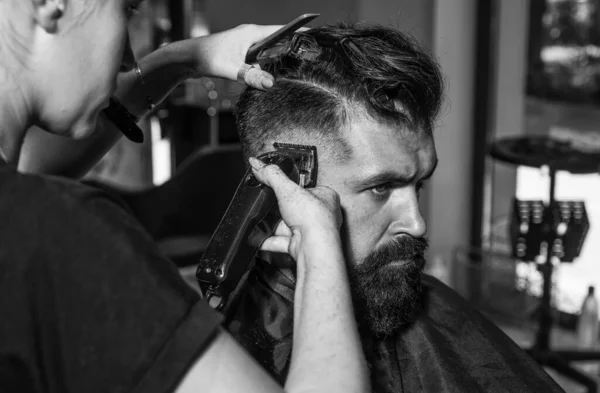 Cuidados profissionais para o rosto. penteado da moda masculina. corte de cabelo perfeito com lâmina de barbear. barbeiro mestre cortar cabelo. hipster maduro com barba no cabeleireiro. hipster brutal com bigode fazendo novo penteado — Fotografia de Stock