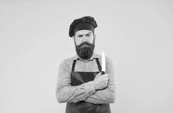 Шеф-кухар з використанням керамічного ножа для різання фруктів та овочів — стокове фото