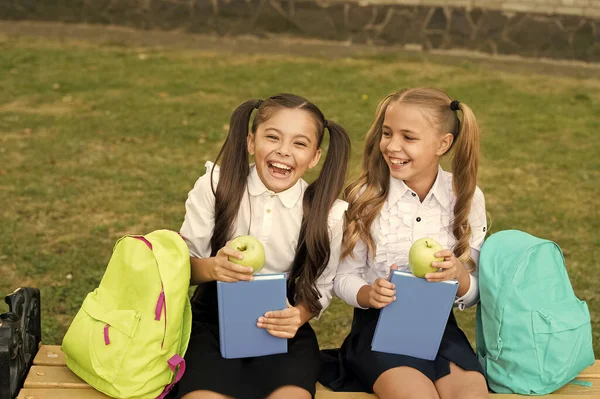 Amici di scuola felici bambine divertirsi, concetto di sviluppo emotivo — Foto Stock