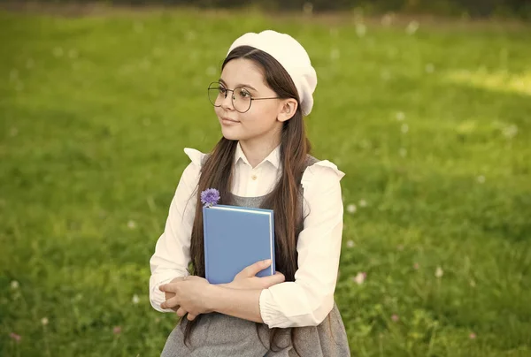 Estudante elegante menina estudo com livro no parque, conceito aluno da escola — Fotografia de Stock