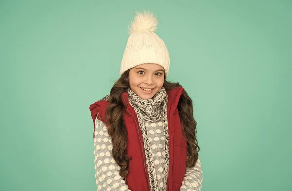 Chica adolescente feliz con pelo largo rizado llevar chaleco hinchable y prendas de punto en las vacaciones de Navidad, la actividad de invierno —  Fotos de Stock