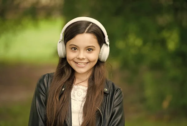 Hipster-Mädchen hören Musik moderne Kopfhörer Natur Hintergrund, Hörbuchkonzept — Stockfoto