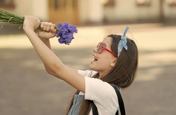 Fancy lány friss kukoricavirág csokor nyári szezonban, boldogság és öröm koncepció — Stock Fotó
