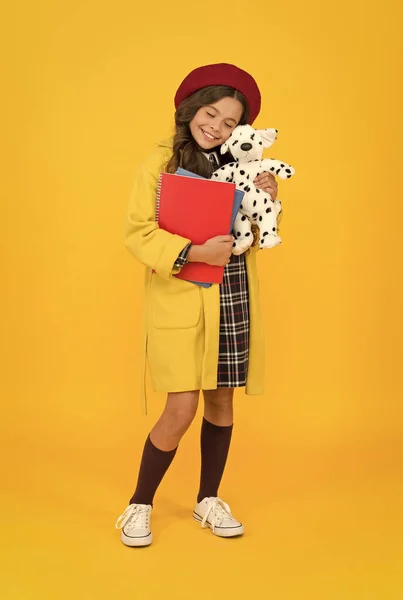 Liten flicka leka med leksak valp i skolan, barndom — Stockfoto