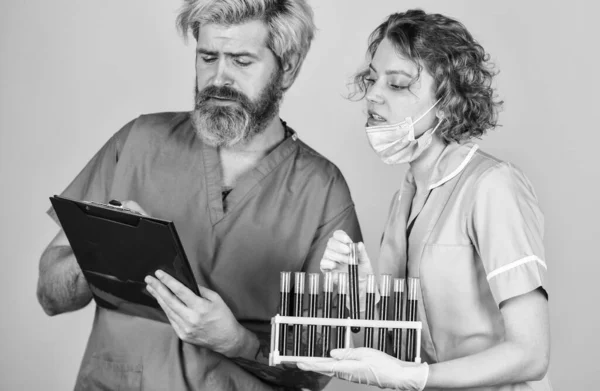 Virus remedy in lab. Doctors respirator mask. Infection vaccine blood test. Blood analysis. Good news. Blood samples. Medical professional workers colleagues. Medical couple testing tubes vaccination — Stock Photo, Image