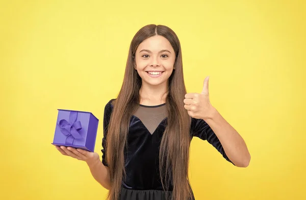 Αυτό είναι τέλειο. Ευτυχισμένη έφηβη κρατά ένα μικρό κουτί δώρου. έκπληκτο παιδί που μοιράζεται δώρα. Παιδί γιορτάζουν τα γενέθλια. Παιδική ευτυχία. ψώνια την ημέρα του μποξ. πώληση και έκπτωση. Νιώθω την έκπληξη. — Φωτογραφία Αρχείου