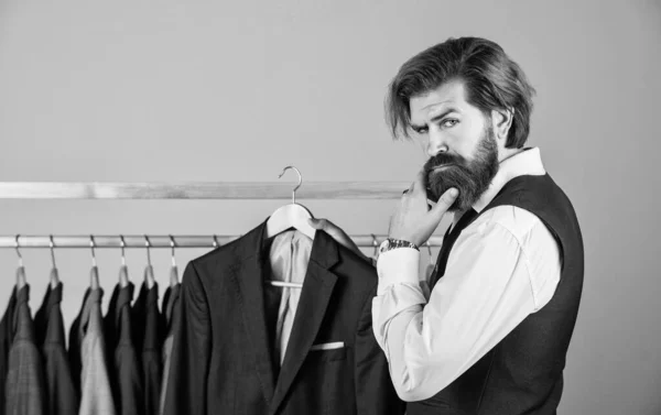 テーラードコレクション、販売と割引のコンセプトを提示男ファッション服デザイナー — ストック写真