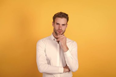 Beyaz gömlekli kendine güvensiz adam saçını taradı, erkek güzeli.