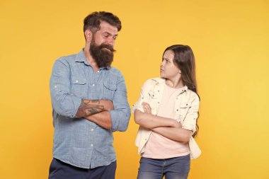 Baba ve kızı. Babalar Günü konsepti. Hoş bir baba ve tatlı bir çocuk. Çocuk ve baba en iyi arkadaşlar. Ebeveynlik ve çocukluk. Aile ilişkileri. İletişim yetenekleri. Eşit şartlarda iletişim kur