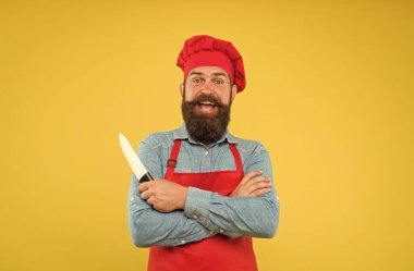Yemek şirketi hayal gücü. Yemek şirketi reklamı. Kafeye hoş geldiniz. Yemek zamanı. Mutlu sakallı şef bıçak tutuyor. Şapkalı ve önlüklü vahşi erkek aşçı. Profesyonel bir aşçı. Restoran mutfağı ve aşçılık