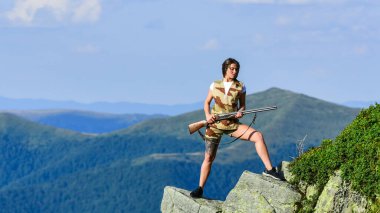Dişi asker tüfeği. Gözlem noktası. Kadın askeri birlikler silah taşır. Cesur kız tehlikeli bir durum. Askeri kadın. Ordu kuvvetleri. Özgürlük için savaş. Keskin nişancı kavramı