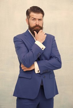 Başarılı liderin şık görünüşü yakışıklı adam, tarz ikonu.