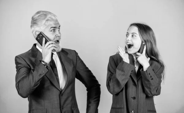 Vera felicità. uomo d'affari parlare al telefono con la bambina. barbuto papà tinto capelli. giacca oversize per bambini. Uomini d'affari che usano dispositivi. Una squadra di famiglia di successo. imprenditorialità. discussione di affari — Foto Stock