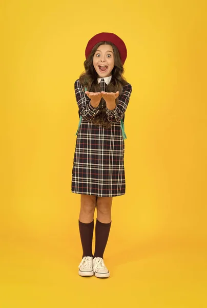 Uau. criança surpreso pronto para o ano letivo. educação. Dia do conhecimento. infância feliz. conceito de estilo francês. de volta à escola. menina retro usar uniforme e boina parisiense. criança escola moda — Fotografia de Stock