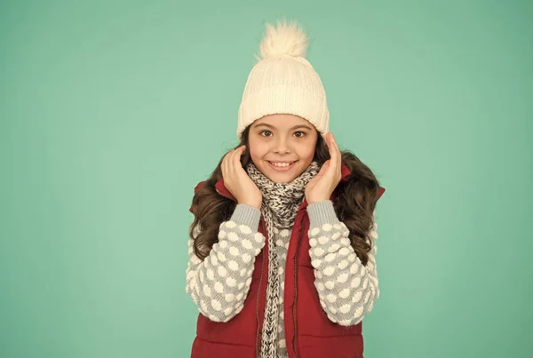 Niño alegre en ropa de invierno caliente de punto sombrero bufanda y suéter en las vacaciones de año nuevo, tiempo frío — Foto de Stock