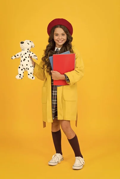 Niño feliz celebrar juguete de perro y cuadernos, la infancia — Foto de Stock