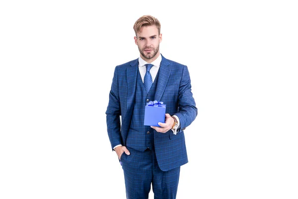Hombre confiado hombre de negocios en traje de negocios mantenga la caja presente como recompensa de negocios, día de boxeo. — Foto de Stock