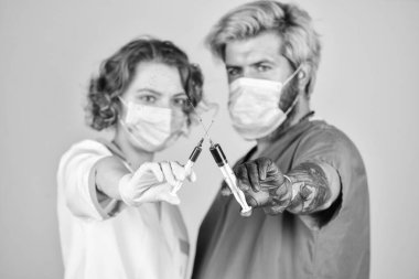 Takım çalışması konsepti. Virüs enfeksiyonu aşısı. Doktorlar solunum maskesi takarlar. Hastaları tedavi etmek için. Doktor aşıyı enjekte etti. Tıbbi maskeli doktor iğneyi yapmaya hazır. Coronavirüsü durdurun.