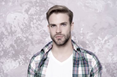 Cilt bakımı rutini. Moda modeli. Havalı adam. Şık bir adam. Her zaman yakışıklı bir adam. Yüz bakımı. Karizmatik bir adam. Yakışıklı, tıraşsız adam. Erkek güzellik standartları. Berber salonu. Berber dükkanı kuaförü