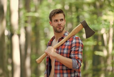 Ormandan sorumluydu. Ormanda baltası olan bir adam. Kesici ağacı kesecek. Elinde balta tutan oduncu. Gezinti, yürüyüş ve seyahat. Ağaç kesiciyle balta. Vahşi doğa kavramında hayatta kalmak