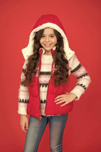 子供のファッションとショッピング。クリスマスの時間だ。新年の休暇の準備ができています。低体温症はない。明るい女の子の服の層を着ている。ウインタータイムシーズンの暖かい布。寒い天気予報。お祝い前 — ストック写真