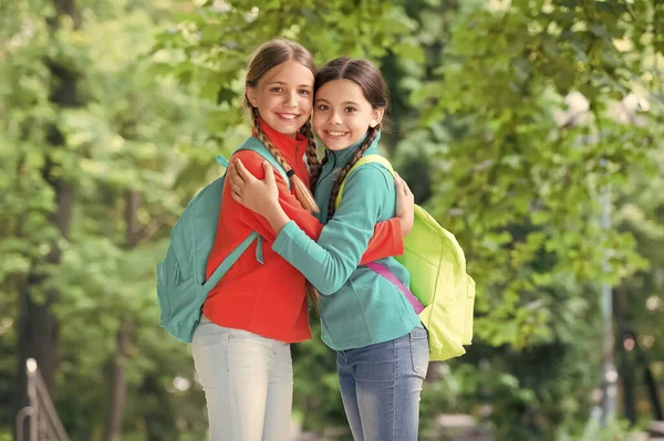 Meninas mochileiros amigos lã roupas mochilas floresta fundo, viajar juntos conceito — Fotografia de Stock