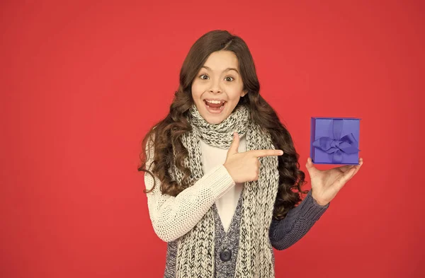 Fille enfant extrêmement heureux avec des cheveux longs porter des vêtements chauds et tenir des paquets cadeaux après les achats, achats de Noël — Photo