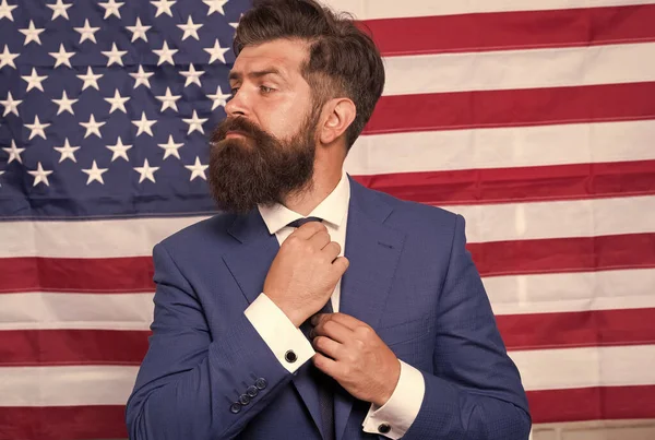 Amerikansk medborgare. Glad hyllning till segern. Skäggig hipsterman som är patriotisk för usa. TV-värd. Nationella helgdagar. Stolt över fosterlandet. Amerikansk reform. 4 juli. Amerikansk medborgare usa flagga — Stockfoto