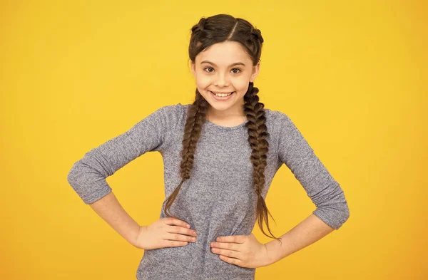 Χαρούμενο κορίτσι παιδί έχει μοντέρνο χτένισμα σε κίτρινο φόντο, κομμωτήριο — Φωτογραφία Αρχείου