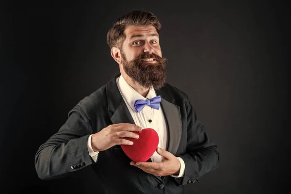 Noite especial. Um presente romântico. homem de smoking feliz com coração. Feliz Dia dos Namorados. ser meu valentine. — Fotografia de Stock