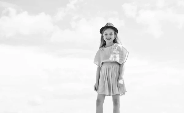 Beleza pura. Parece tão elegante. dia de verão perfeito. criança beleza e moda. cabeleireiro salão de beleza. felicidade infantil. modelo de moda pouco. menina pequena vestir vestido. criança relaxar ao ar livre — Fotografia de Stock