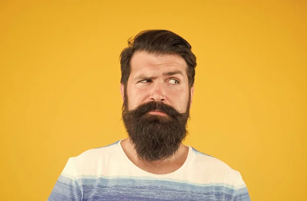 Que faire ? soins du visage masculin. portrait d'un homme barbu brutal. homme élégant sérieux avec moustache. pensant homme barbu brutal sur fond jaune. bel homme confiant a coiffure parfaite — Photo