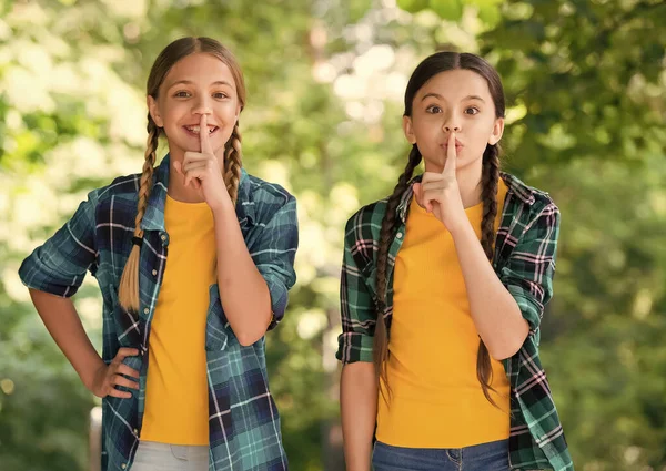 Stilte is goud waard. Kleine kinderen doen vingers op hun lippen. Stilte concept. Stil bordje maken. Heel goed gebaar. Geheim of vertrouwelijk. Vrienden en vriendschap. Zomervakantie. Mond dicht houden — Stockfoto