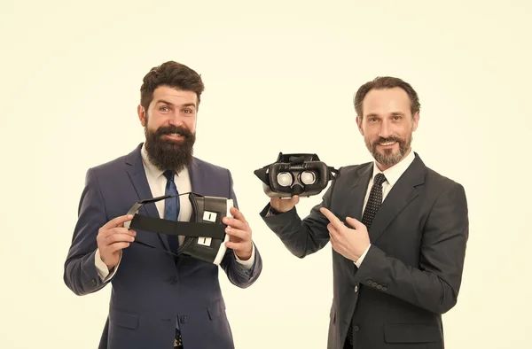 Το μέλλον είναι τώρα. σύγχρονη τεχνολογία στις ευέλικτες επιχειρήσεις. επιχειρηματίες φορούν ασύρματα γυαλιά VR. εικονική πραγματικότητα. Συνεργασία και ομαδική δουλειά. ώριμοι άντρες με γενειάδα στο κοστούμι. Ψηφιακό μέλλον και καινοτομία — Φωτογραφία Αρχείου