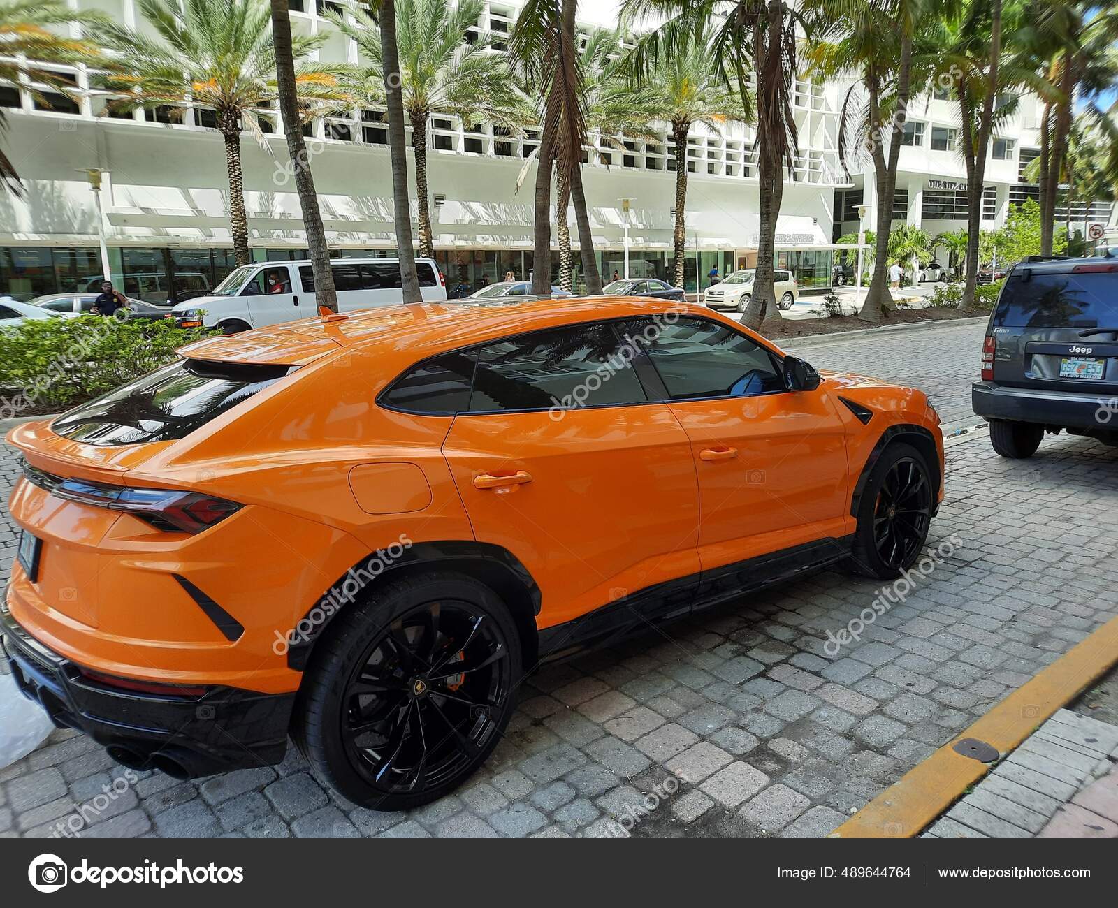 Los Ángeles, California, . - 18 de marzo de 2021: Lamborghini Urus suv  car naranja en Los Ángeles. vista lateral trasera — Foto editorial de stock  © stetsik #489644764